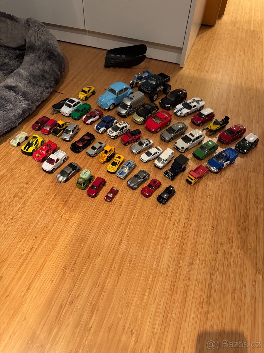 Prodám bednu autíček