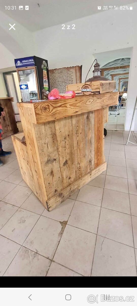 dřevěný pult / bar