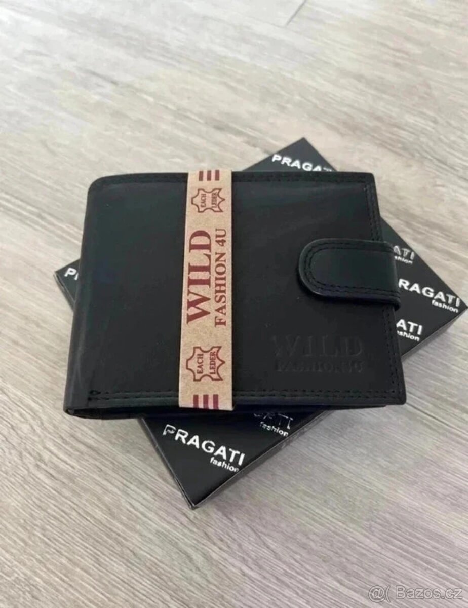 Kožená černá peněženka s přezkou