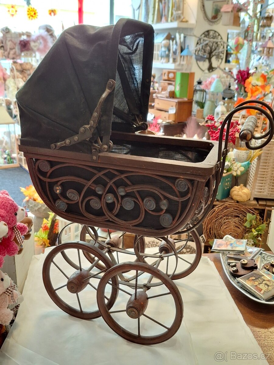 Vintage starý krásný kočárek na panenky