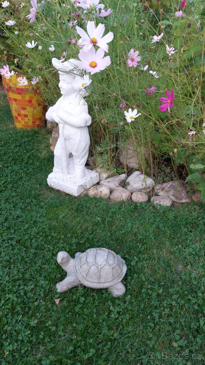 Betonový zahradniček a želva