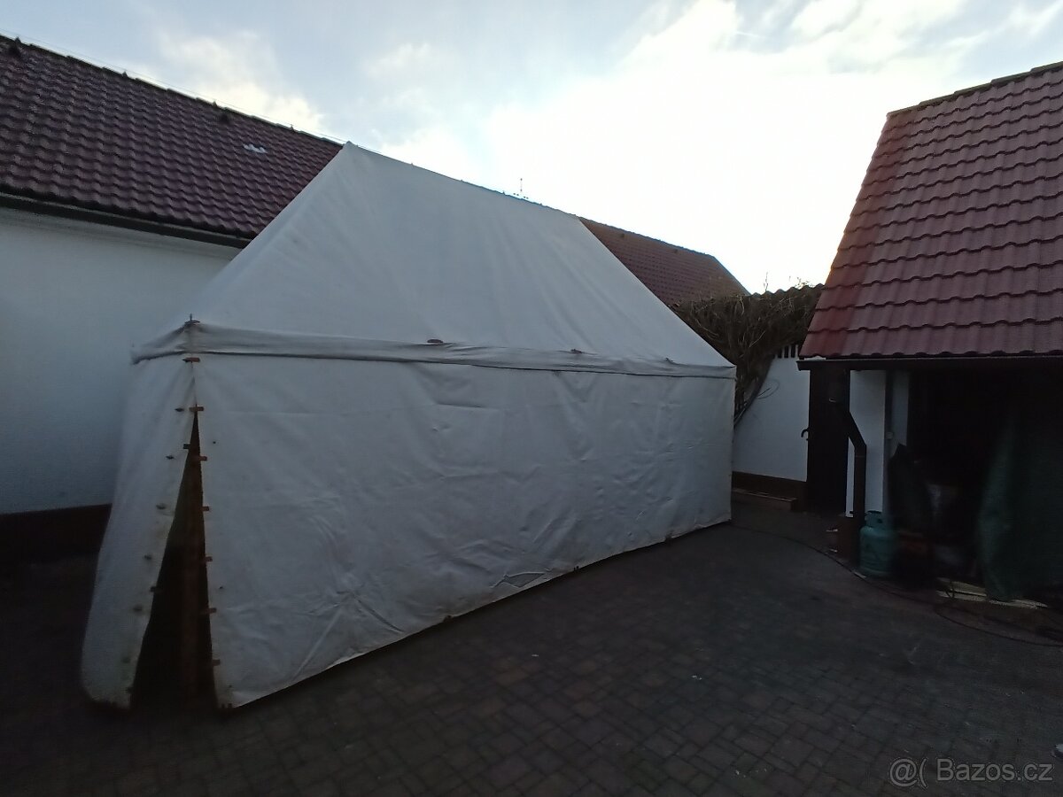 Historický stan se samostatnou konstrukcí