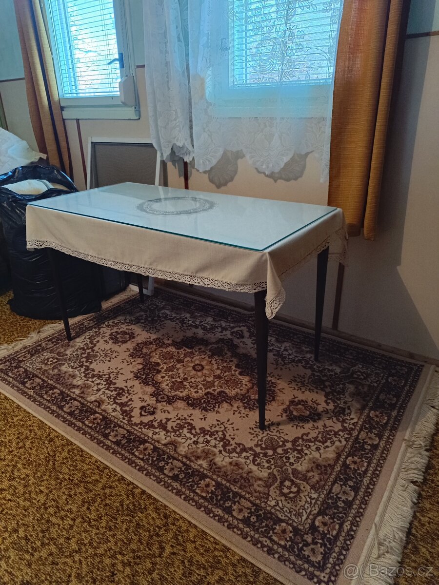 konferenční stolek