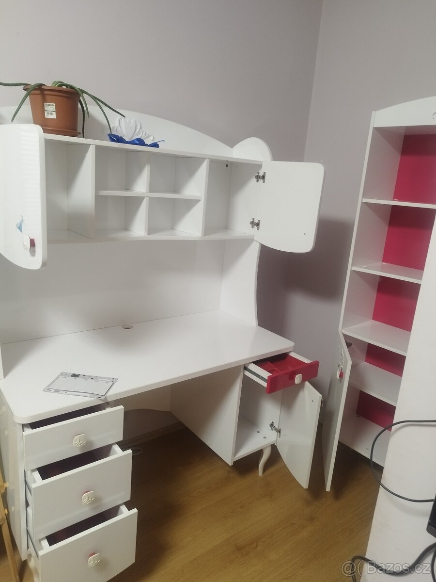 Dětská knihovna a psací stůl