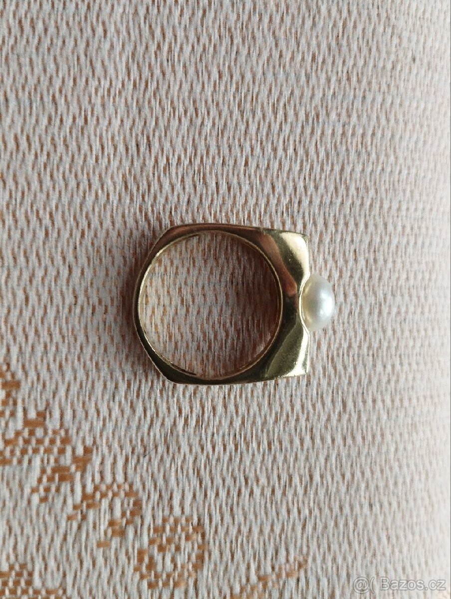 Zlatý prsten s perlou a brilianty