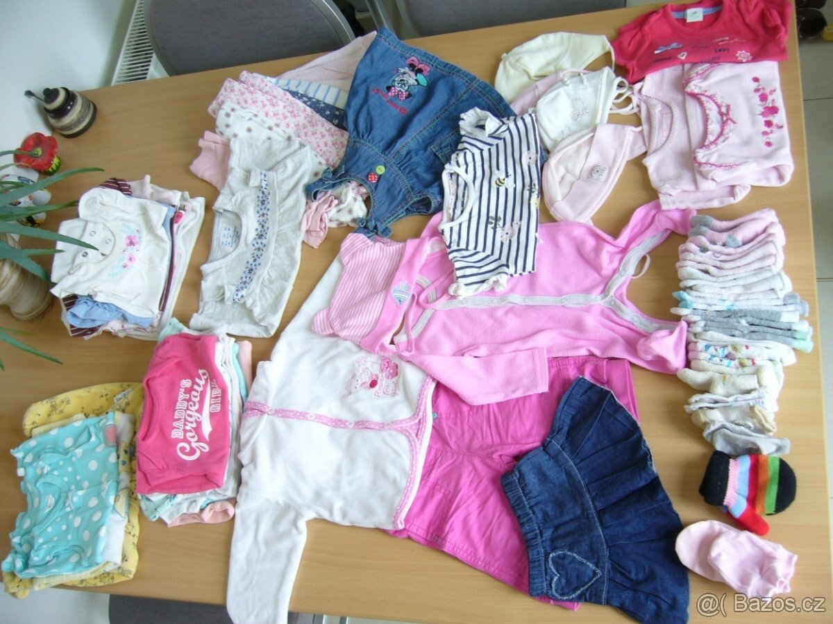 Oblečení holka, 1-3 měsíce, 50 ks + ponožky a rukavičky