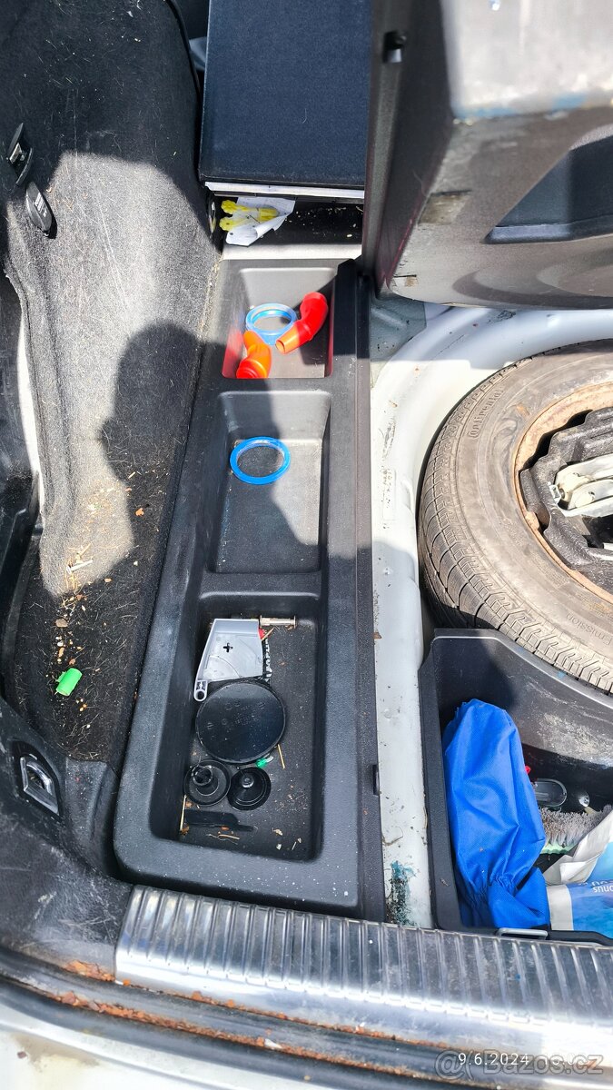 Zadní podlaha ,výplň kufru Volkswagen Bora