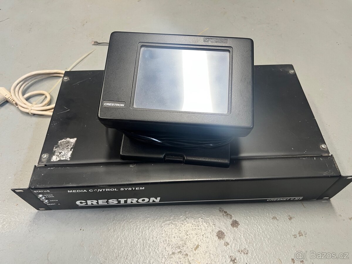 Crestron řídící centrum s ovládací jednotkou