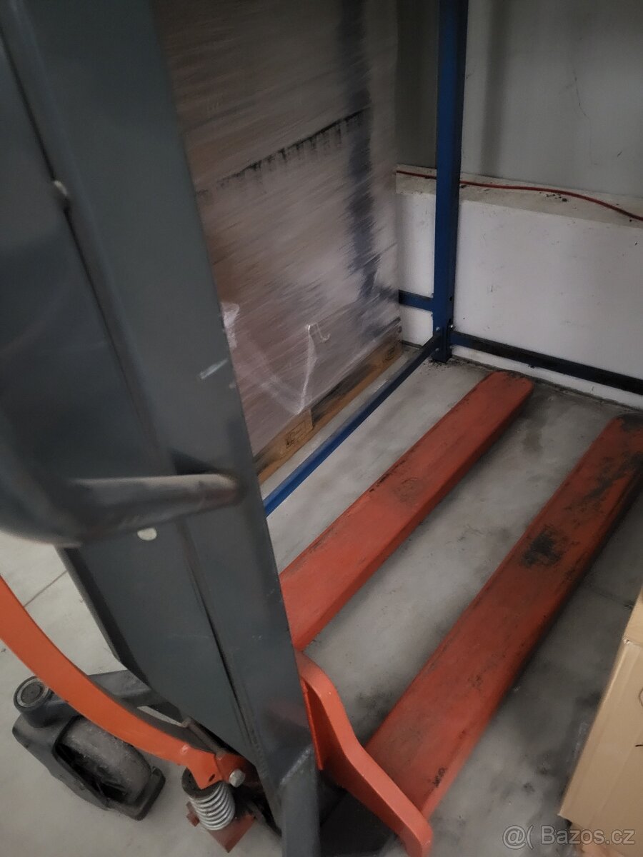 PRODÁM RUČNÍ VYSOKOZVIŽNÝ VOZÍK