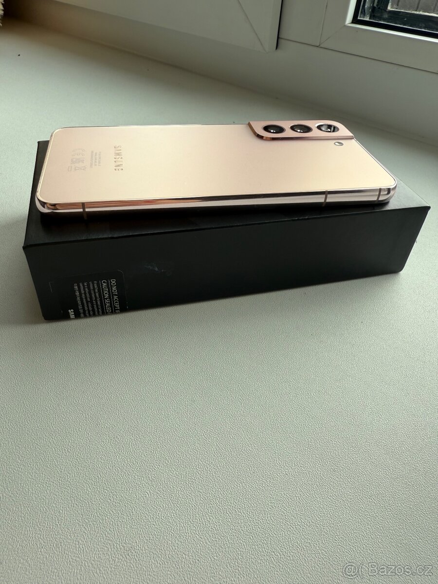 Samsung Galaxy S22 128 GB, výborný stav + originální Buds, k