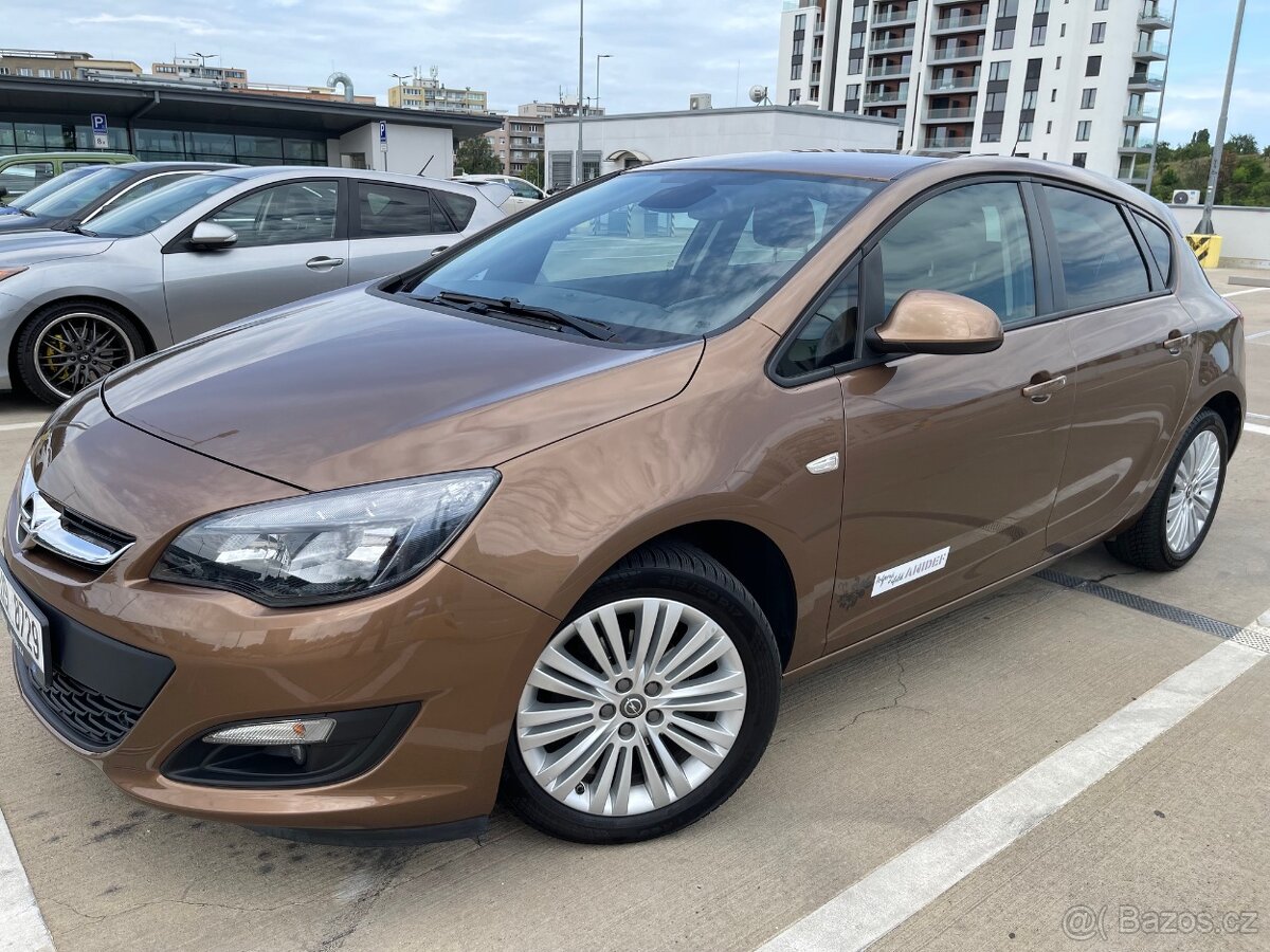 OPEL ASTRA J 1.4T 88kw, ČR, 1. MAJ, SERVISNÍ KNIHA