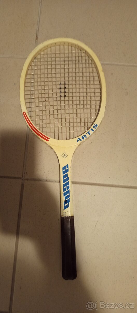 drevena tenisova raketa