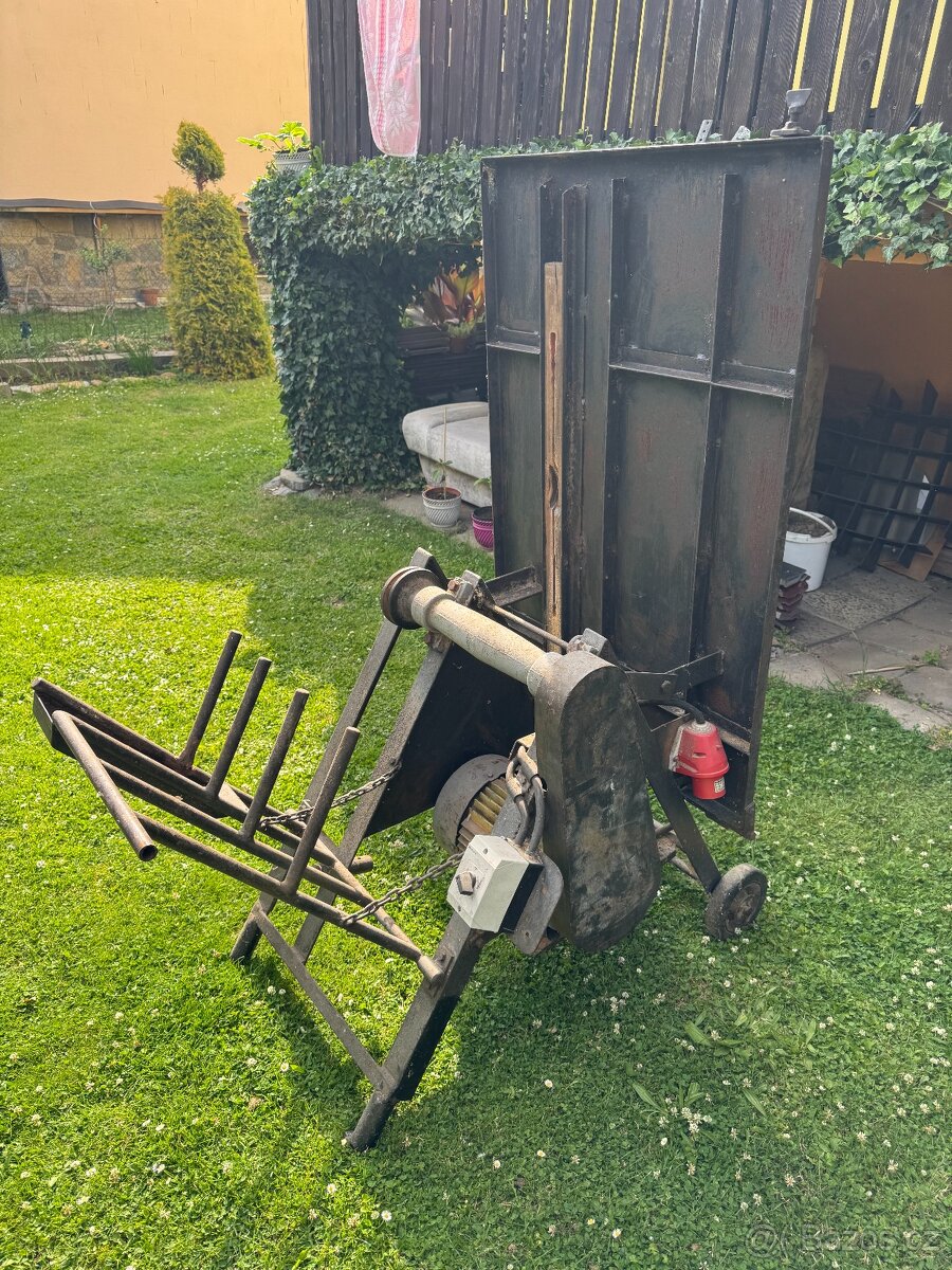 Okružní pila s podavačem