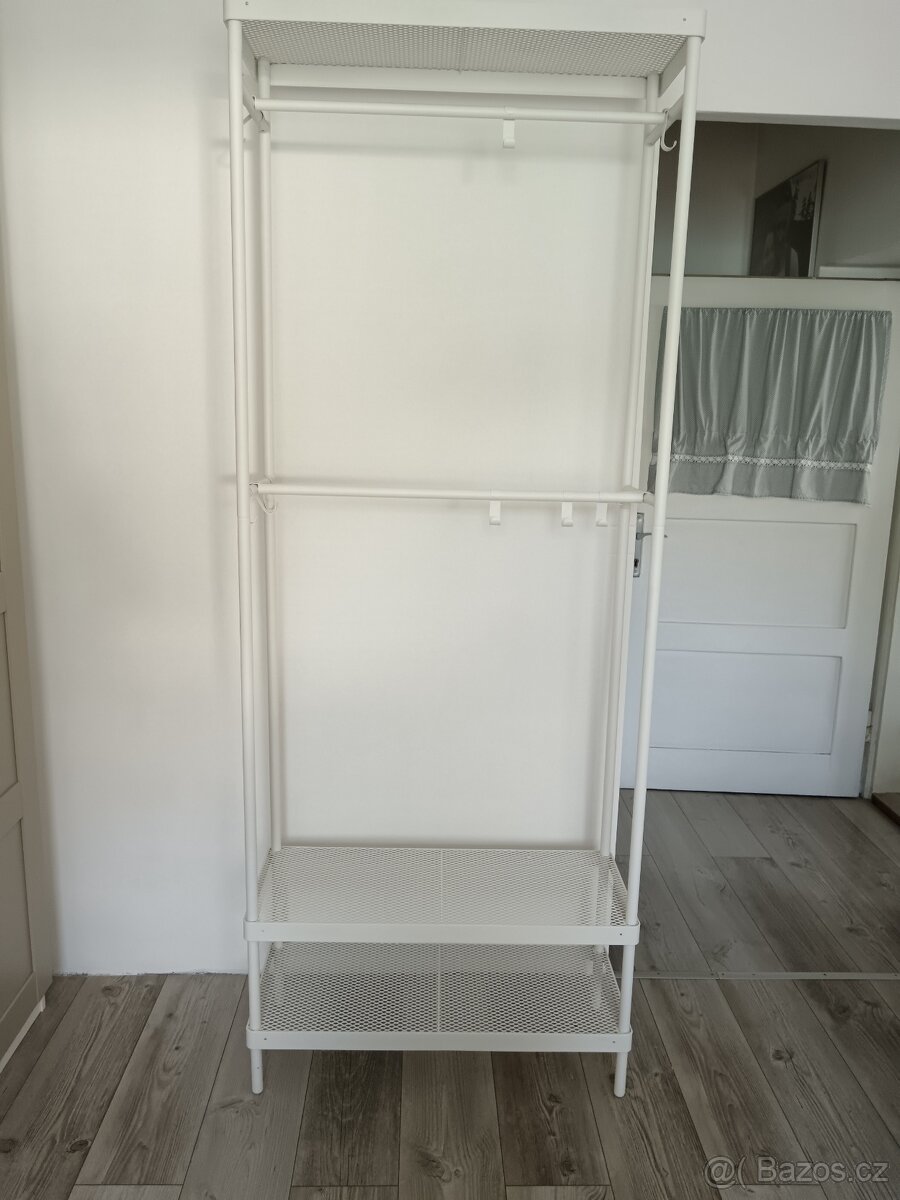 Stojan na šaty s úložným prostorem
