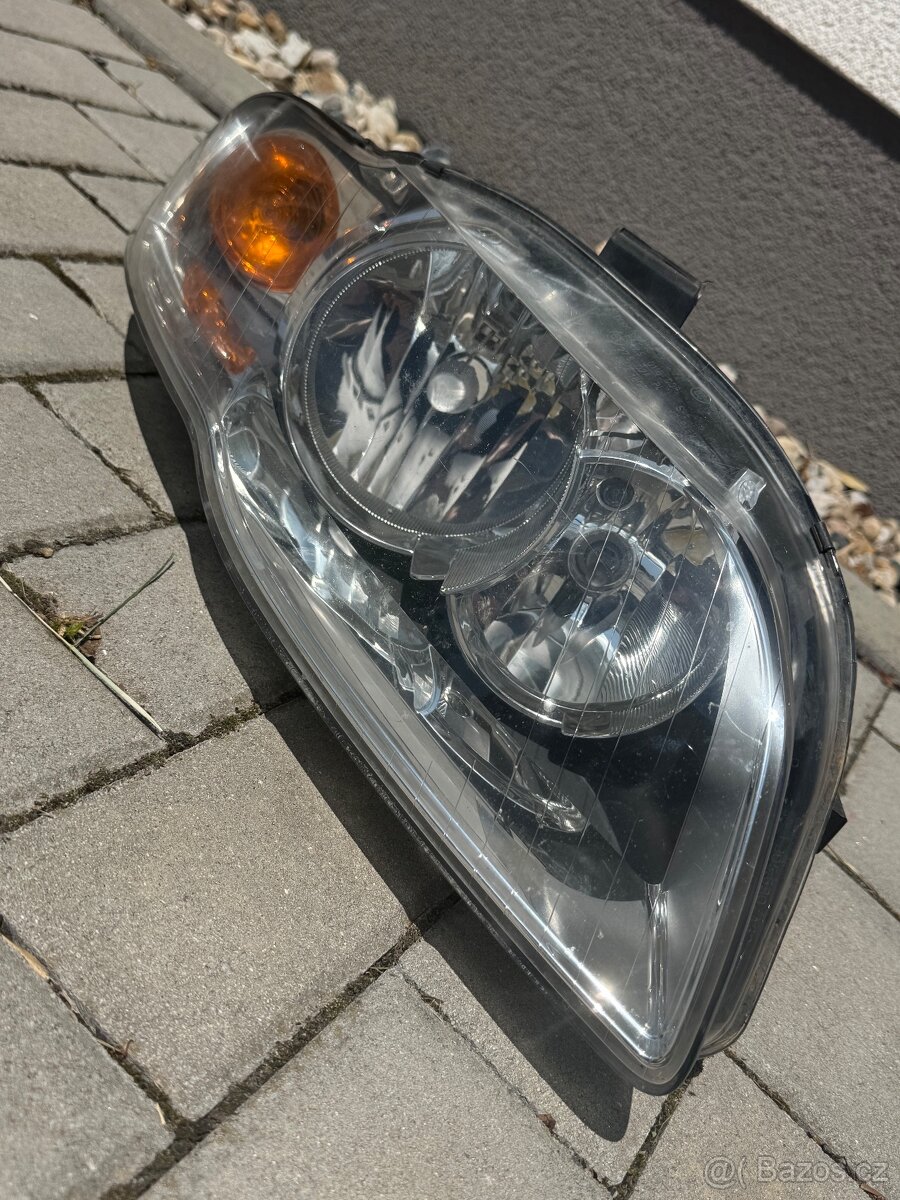 přední světlomety Audi A4 B7 (pravý + levý)