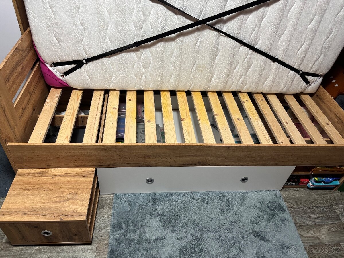 Postel s úložným prostorem
