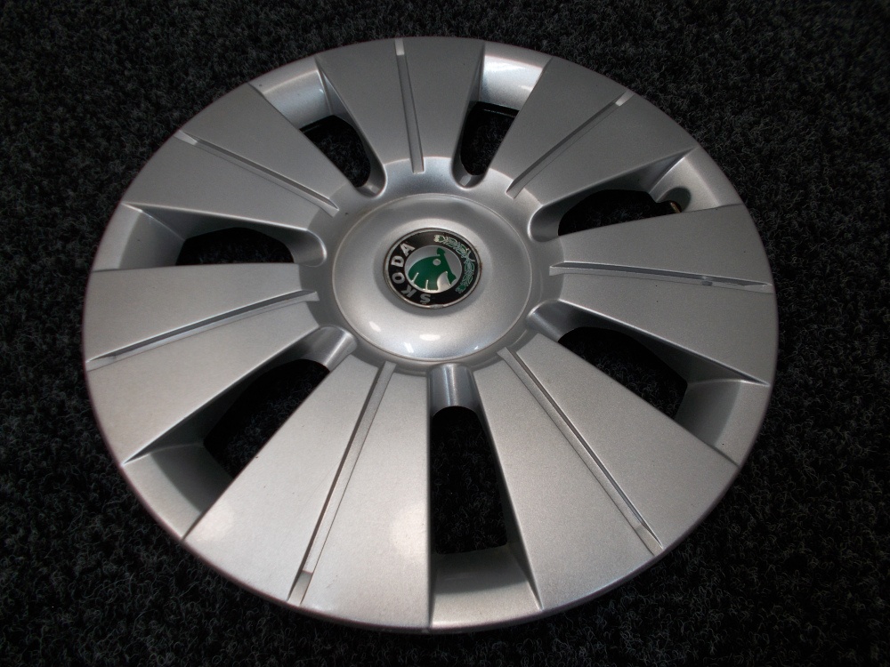 1× Poklice 14" originál Škoda 670601147H