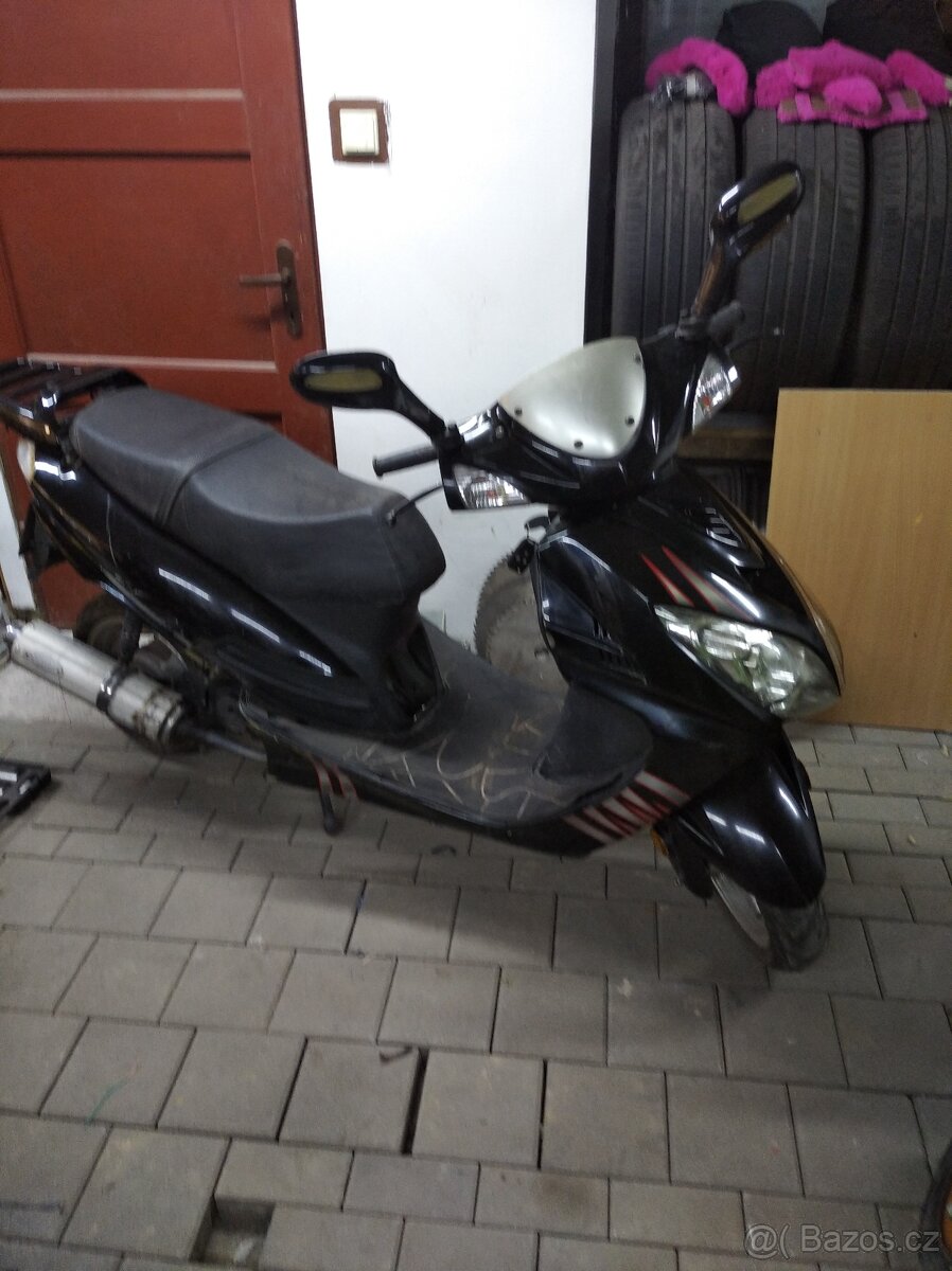 Skútr baotian 50 bez tp na pole stavbu do lesa