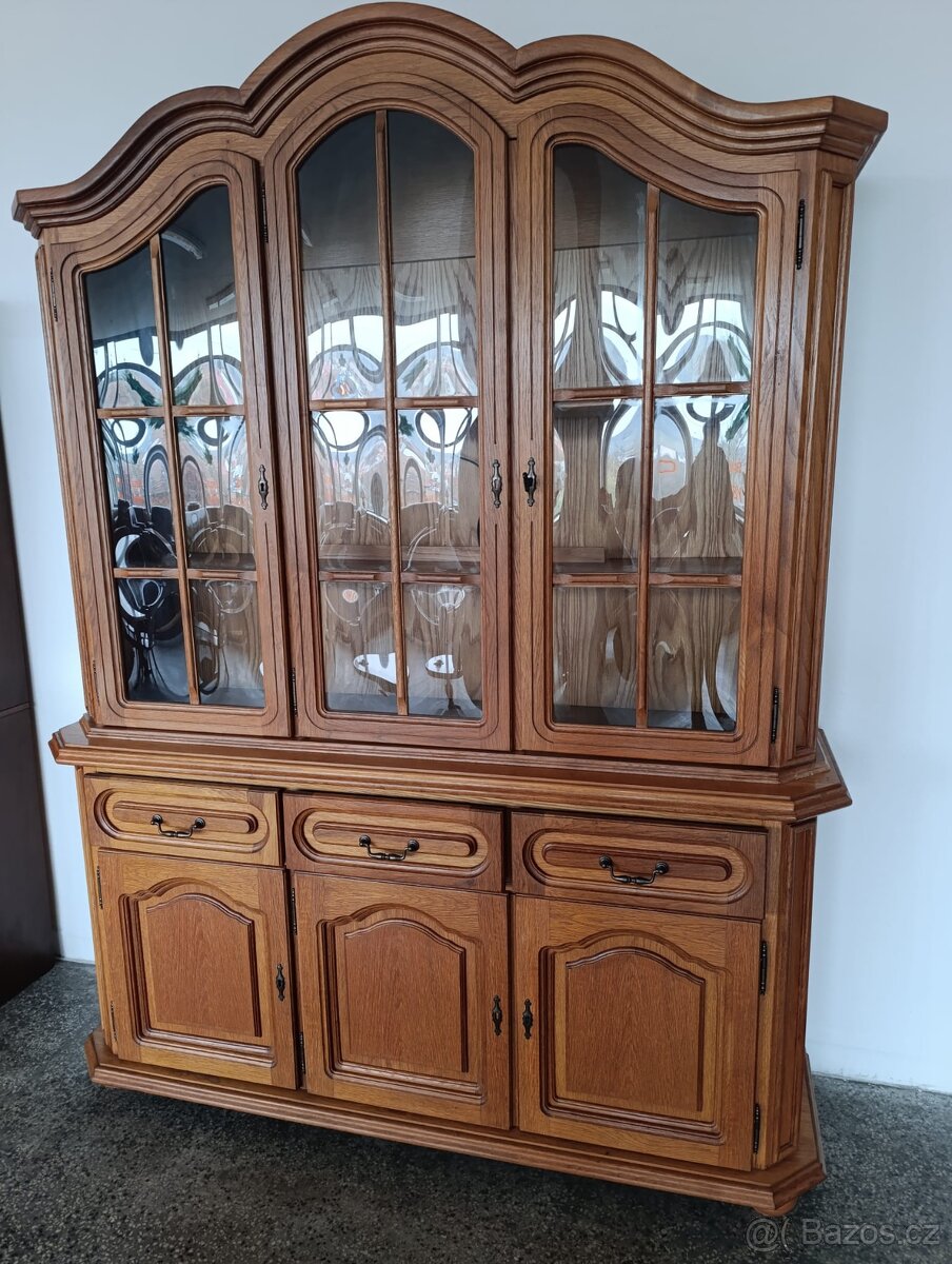 Rustikální kredenc, příborník s vitrínou, nábytek z masívu