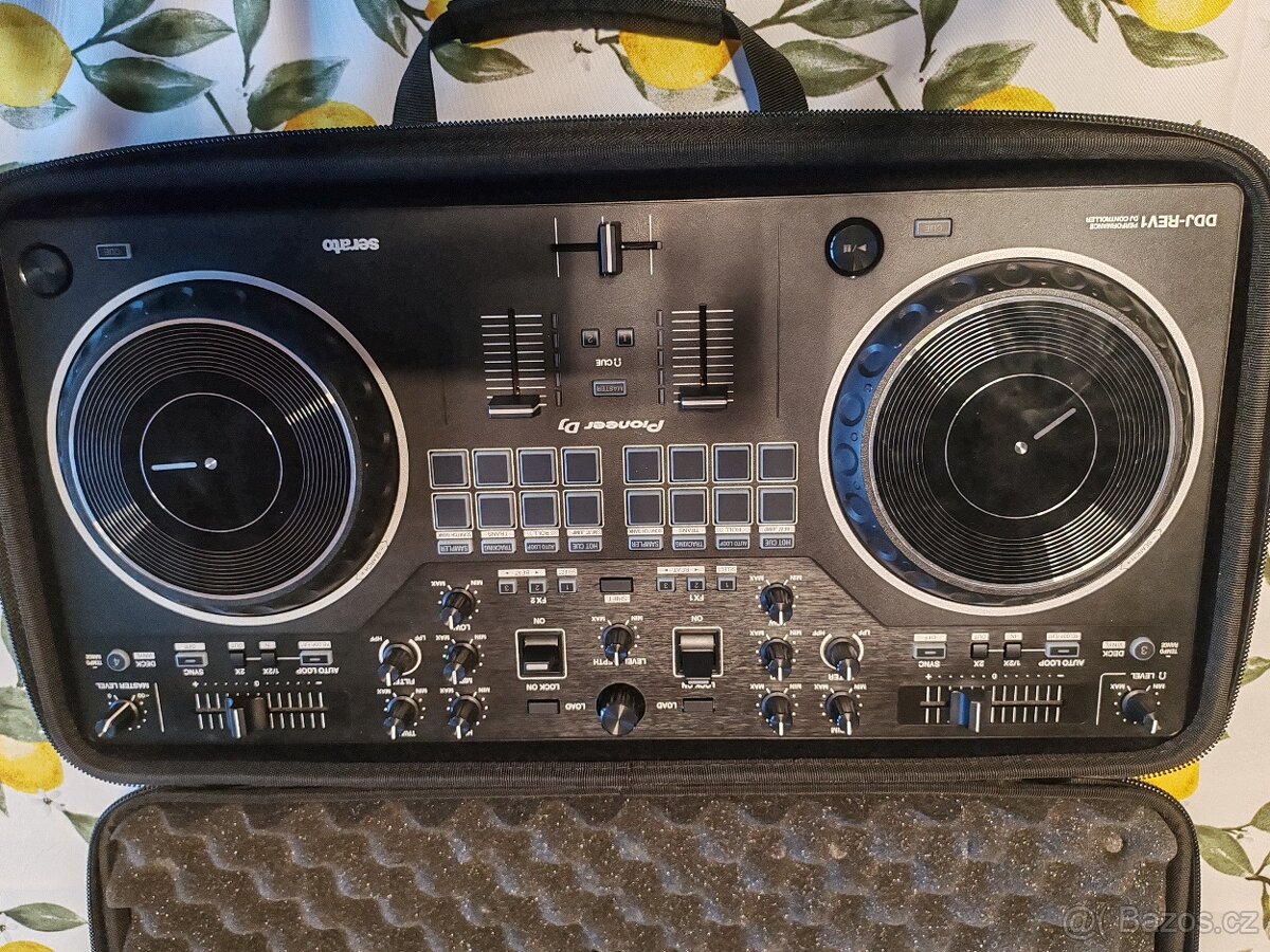 Mixážní pult Pioneer DJ DDJ-REV1