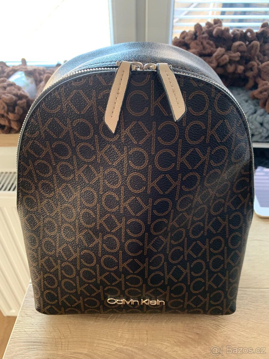 Dámský batoh Calvin Klein monogram hnědý