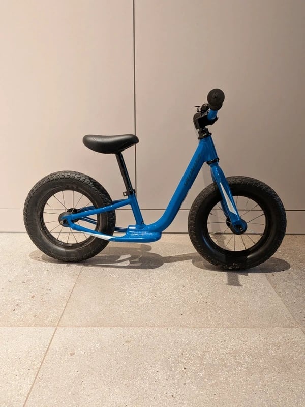 Odrážedlo Specialized Hot Walk 2022 – Modré 💙