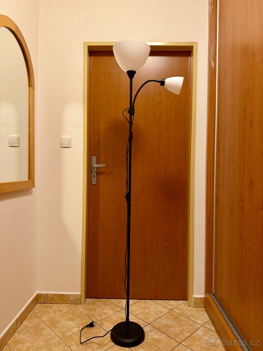 Stojací lampa.