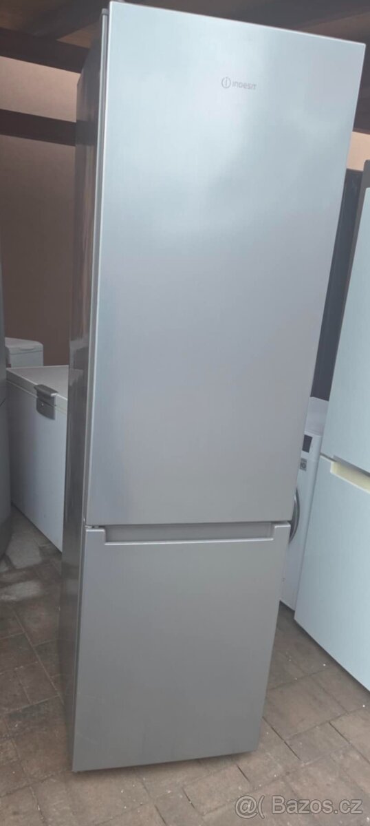 Lednice s mrazakem Indesit