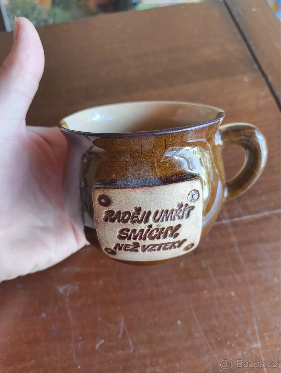 Hrnek s nápisem.
