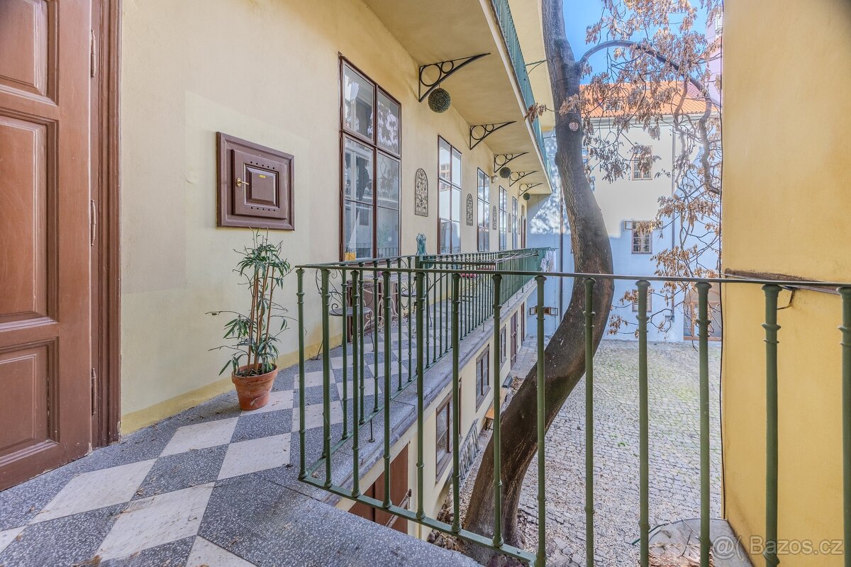 Prodej dvou bytů v jednom – 127 m2 v centru u Karlova mostu,