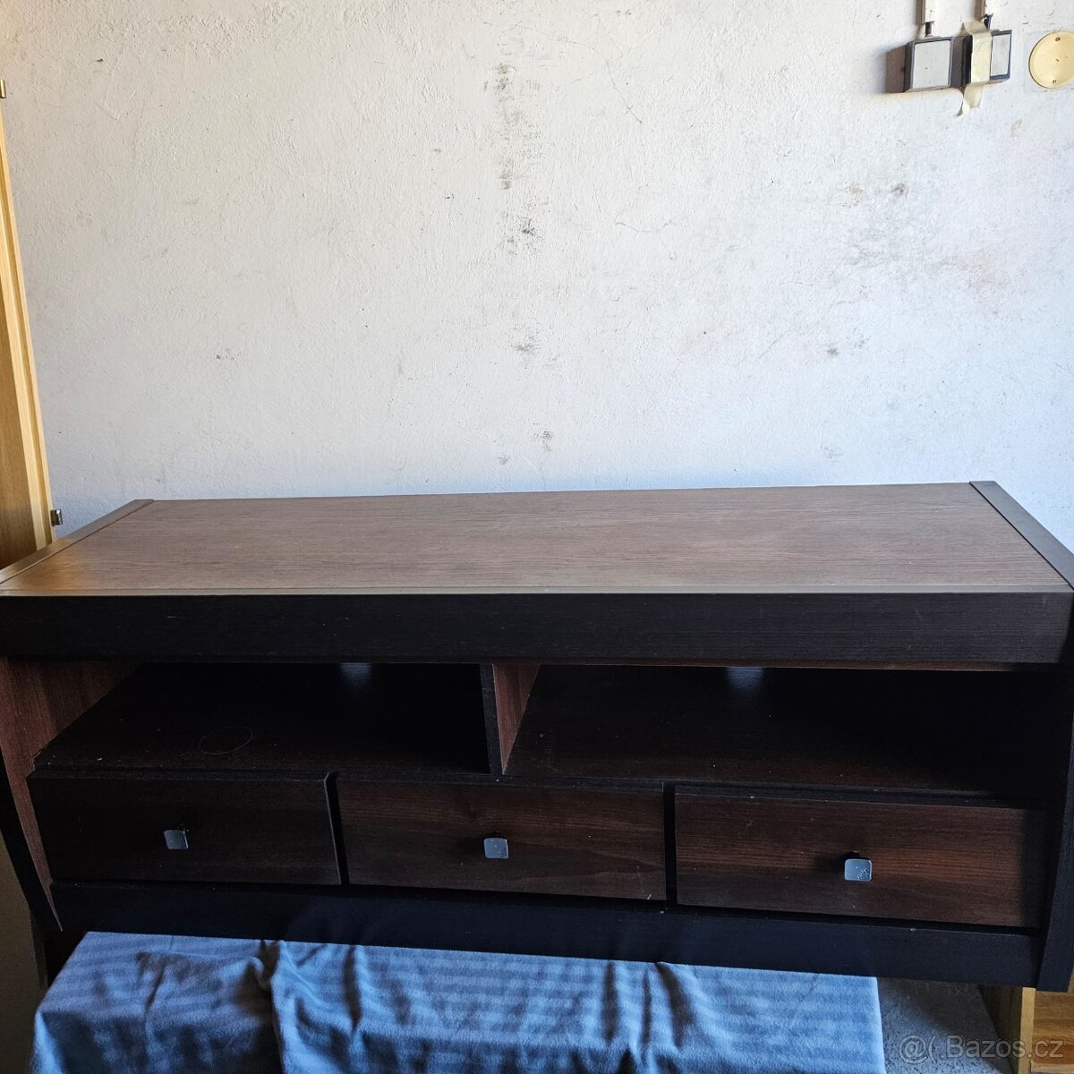 Stolek pod TV