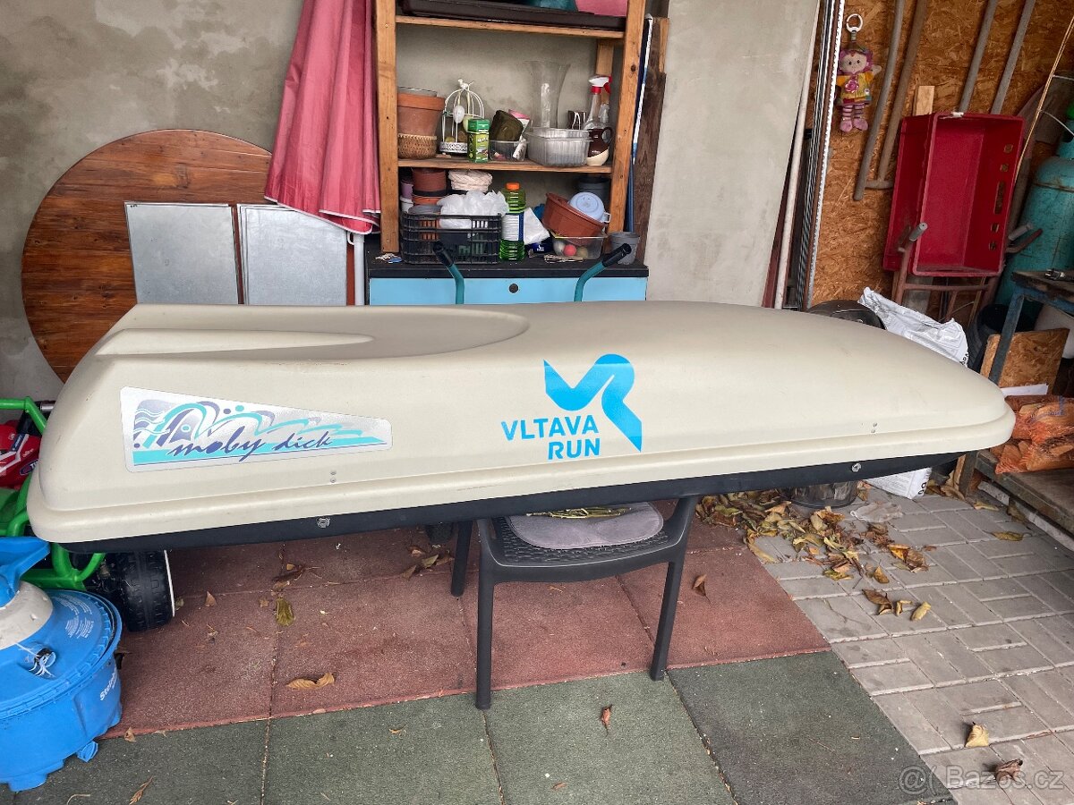 Střešní box na auto.