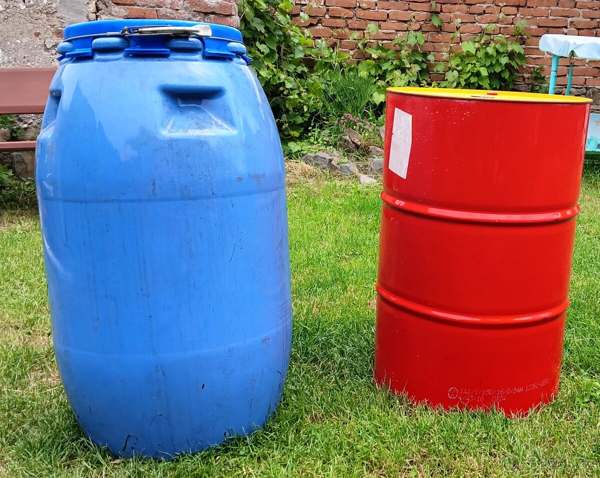 Plastový 220l a plechový 200l sud