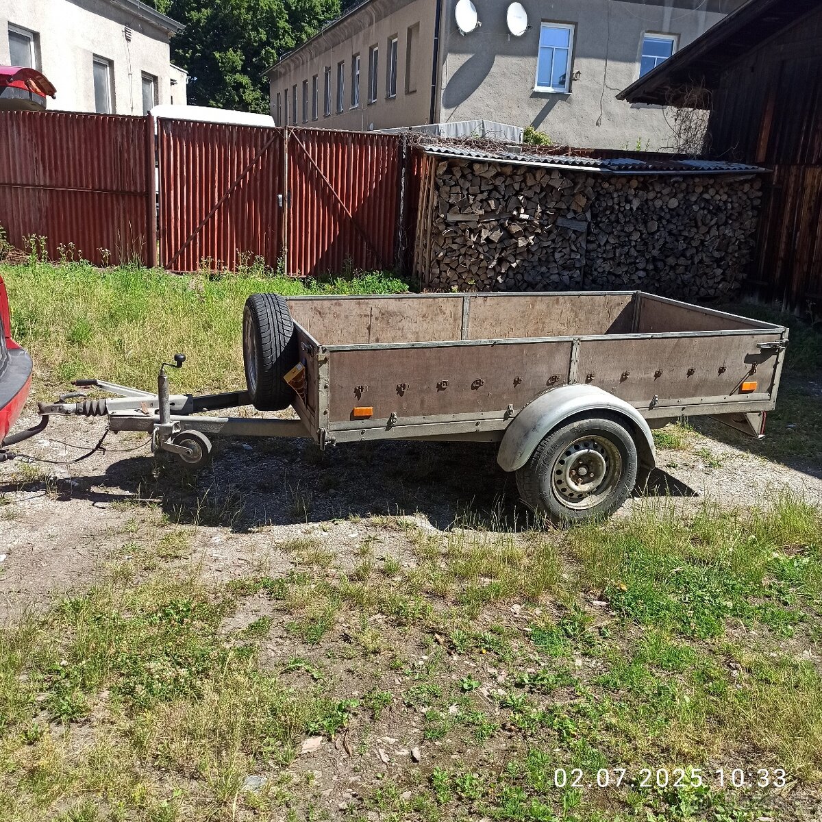 brzděný přívěsný vozík valníkový