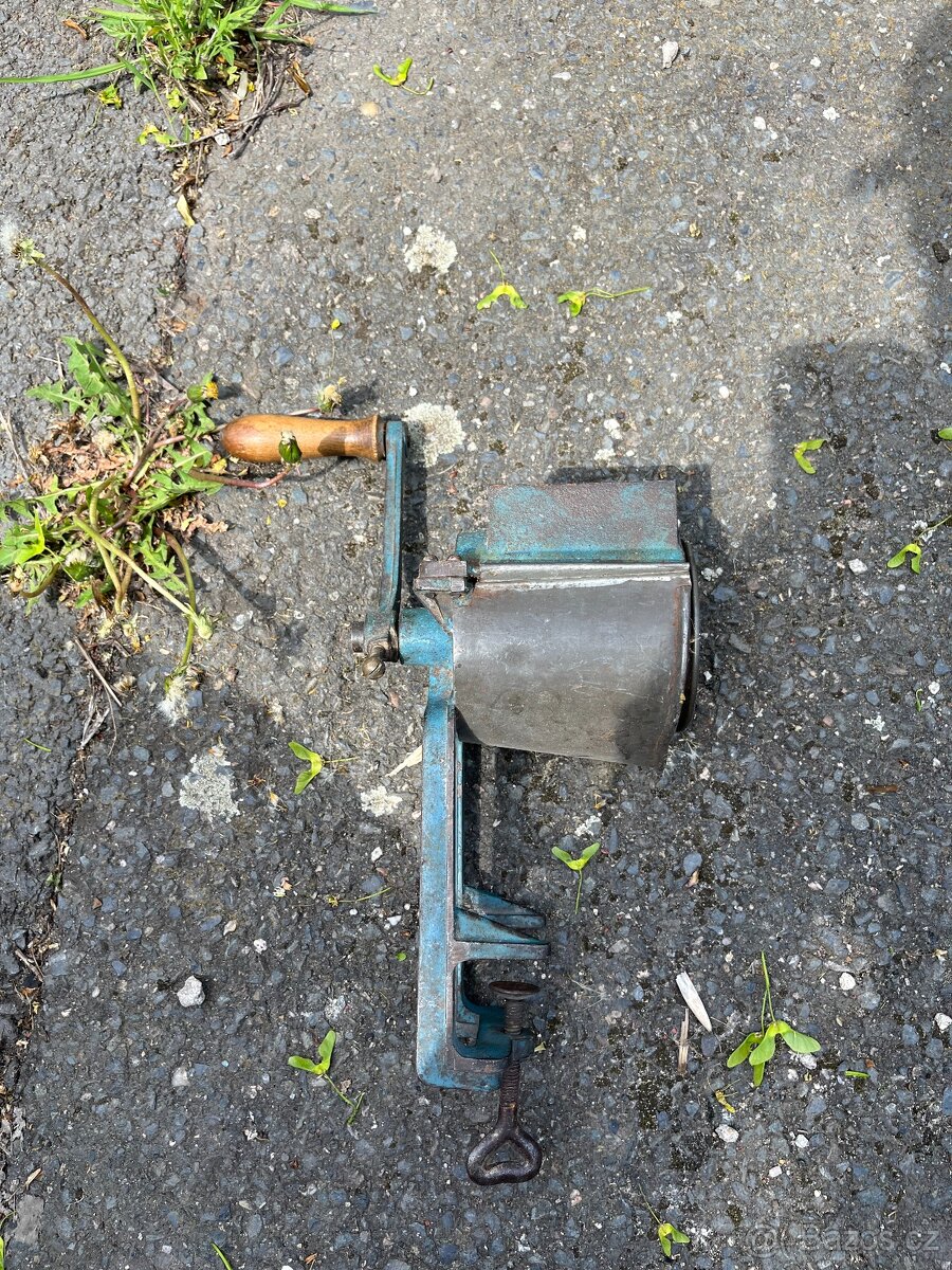RUČNÍ MLÝNEK NA STROUHANKU RETRO