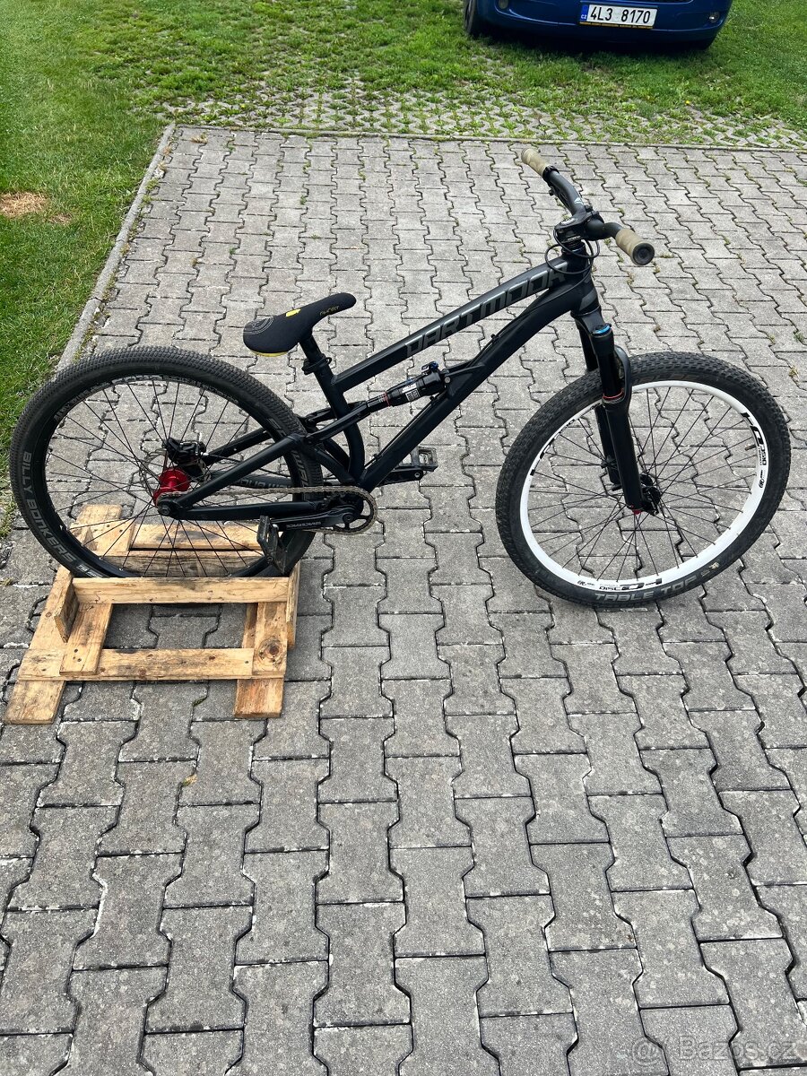 Slopestyle dirt kolo dartmoor shine pro 21