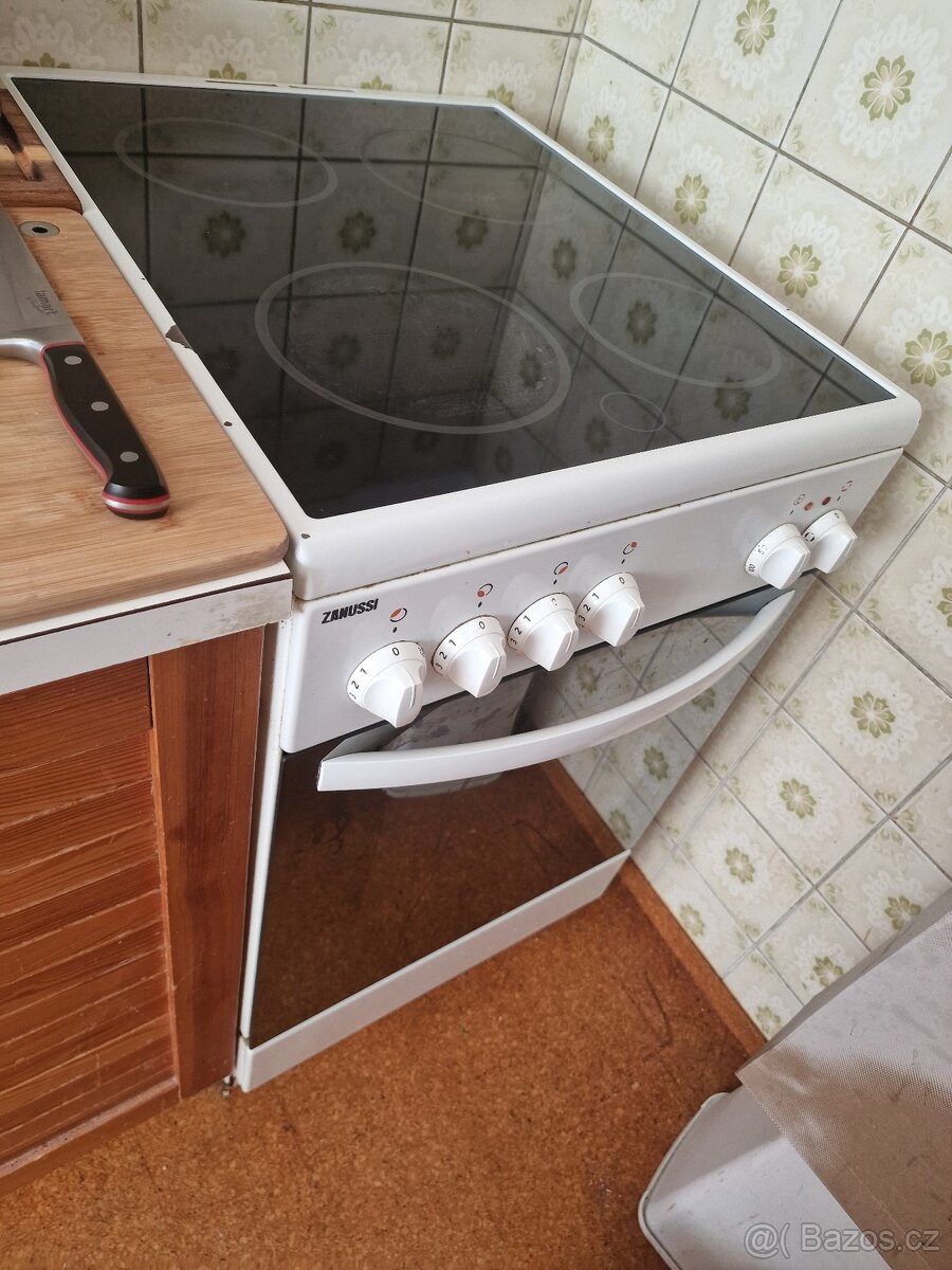 Elektrický sporák Zanussi, sklokeramika