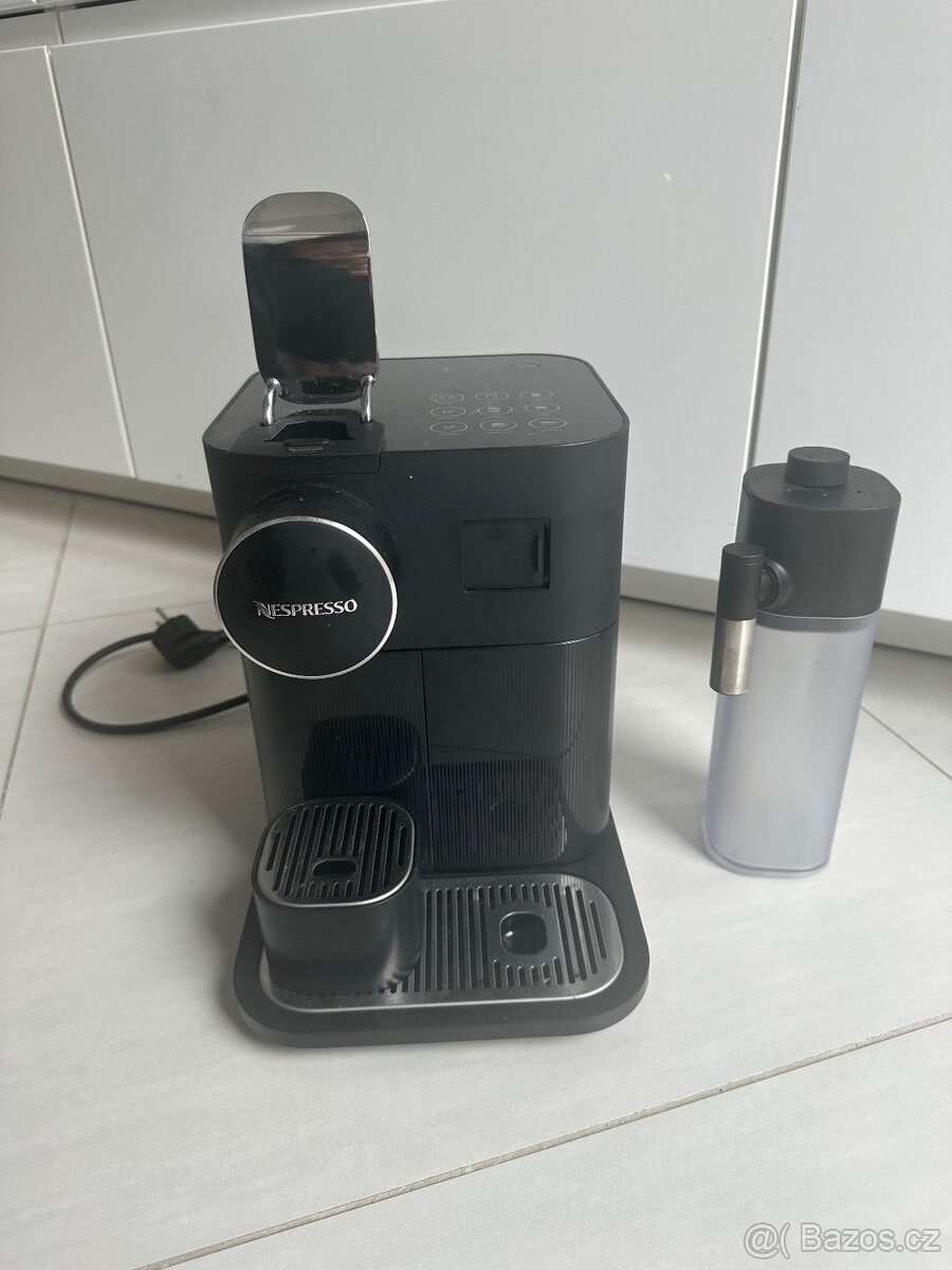 Kávovar Nespresso De’Longhi Gran Lattissima včetně kapslí a