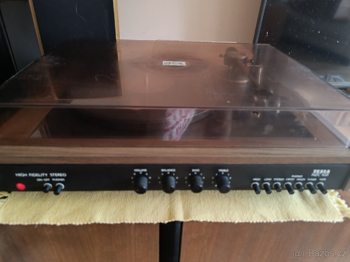 Gramofon Tesla NZC 420 HiFi s vložkou Shure