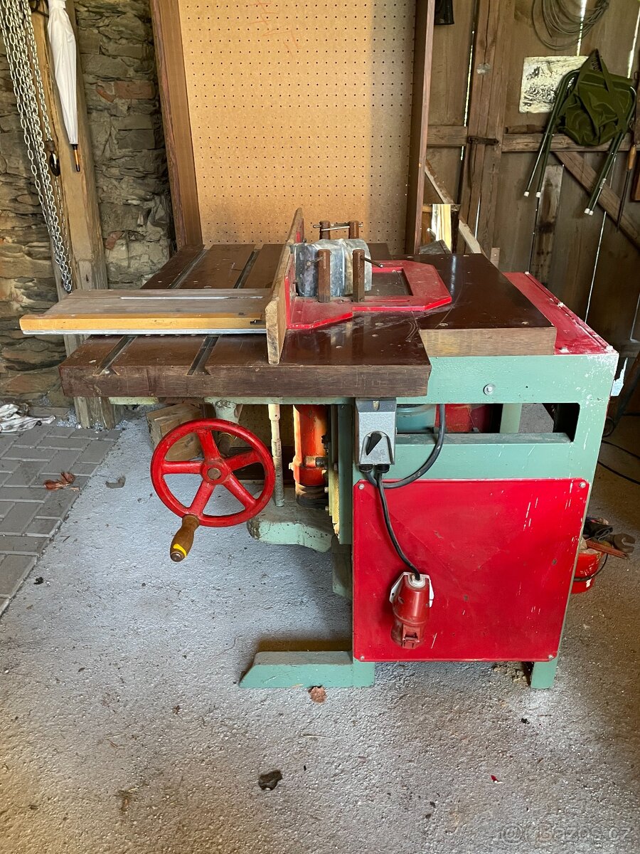 Fréza - dlabačka na dřevo s nástroji