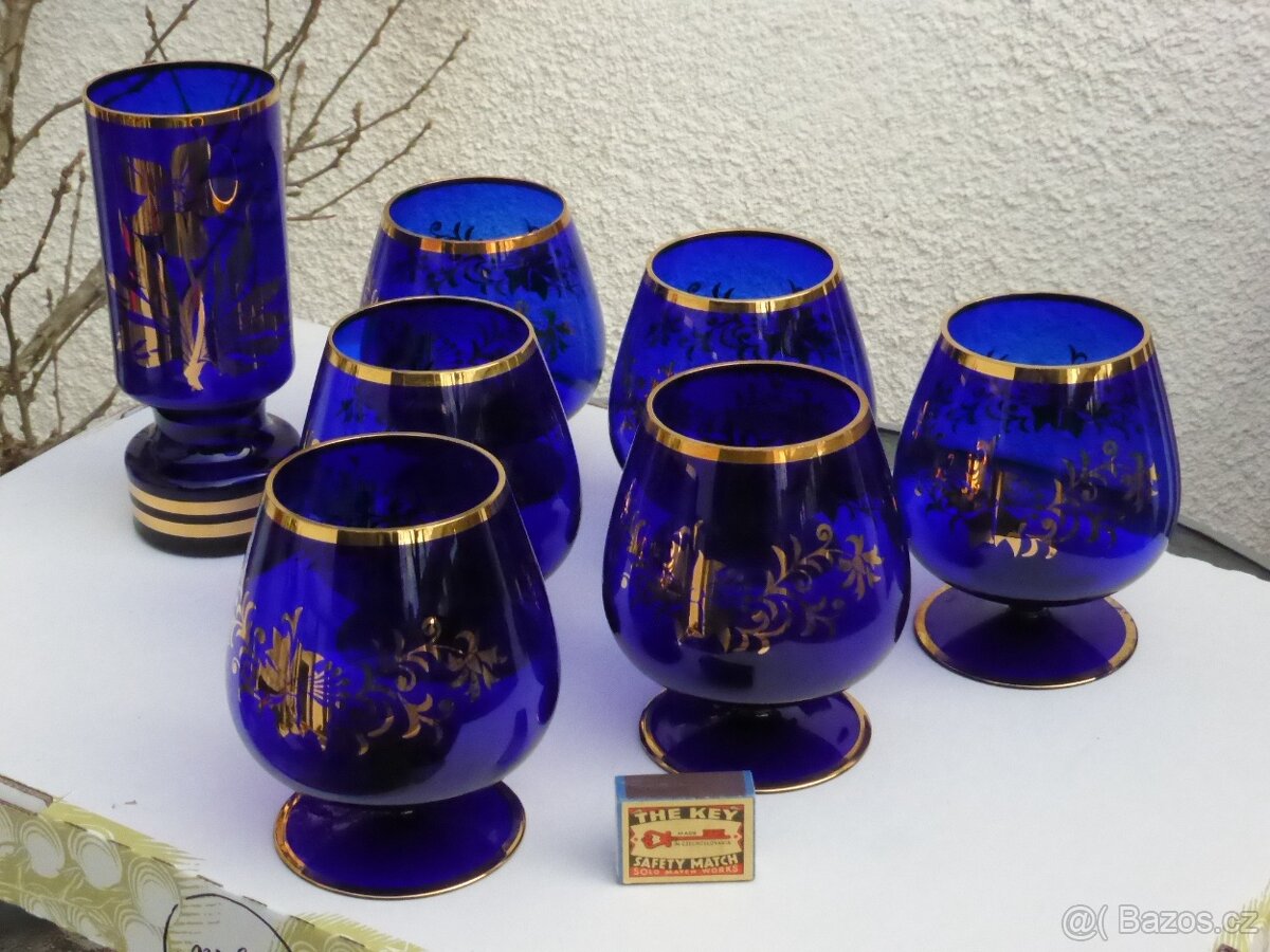 Zlacené modré sklo - číše a váza - sedm kusů