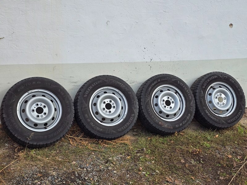 Celoroční Vredestein 215/70/15C + disky