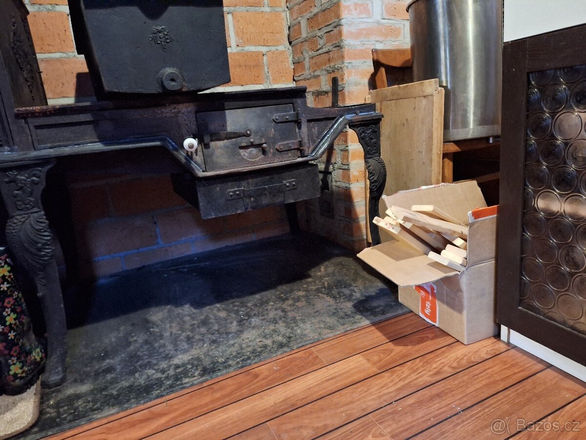 Litinová kamna, funkční.