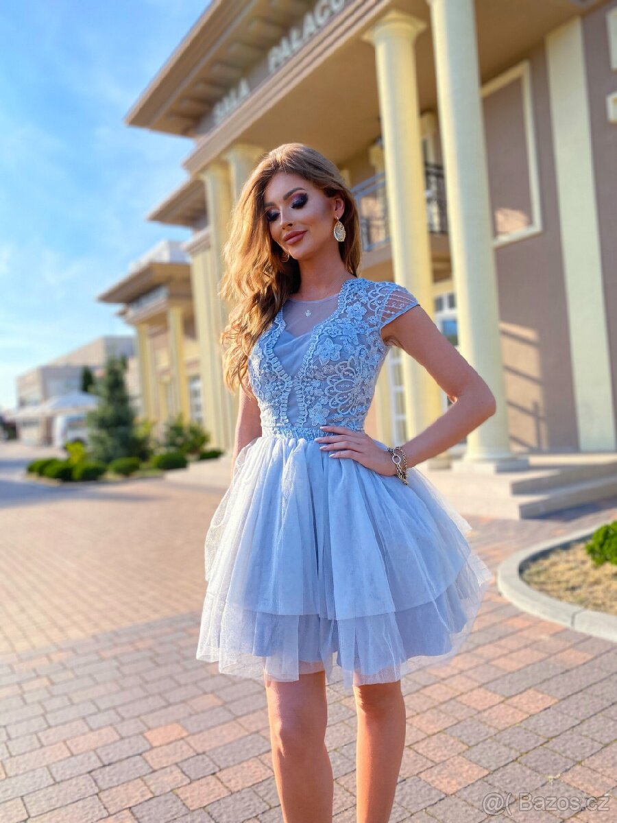 Dokonalé Šedo stříbrné krátké společenské šaty.