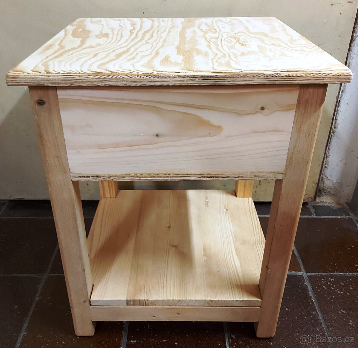 Stolička s úložným prostorem,