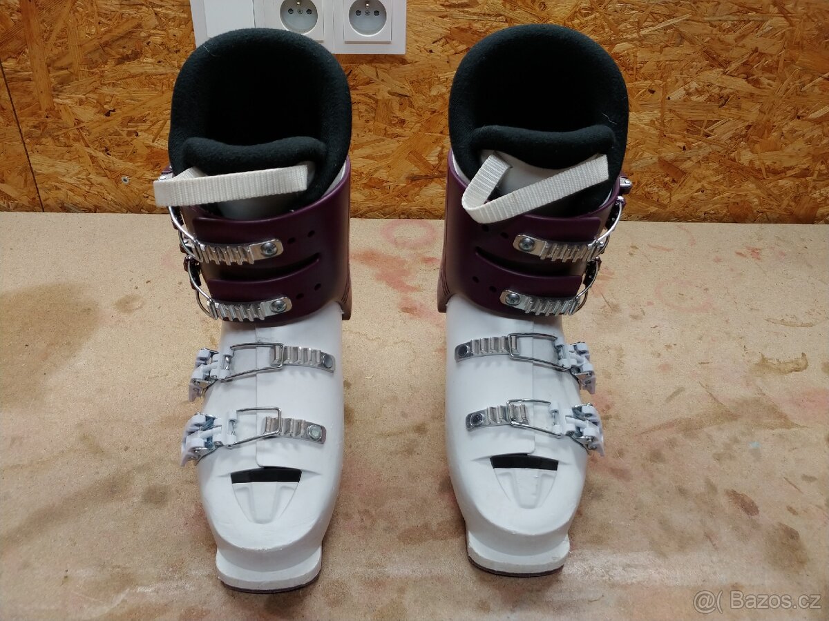 Dětské lyžáky a lyžařské hole.