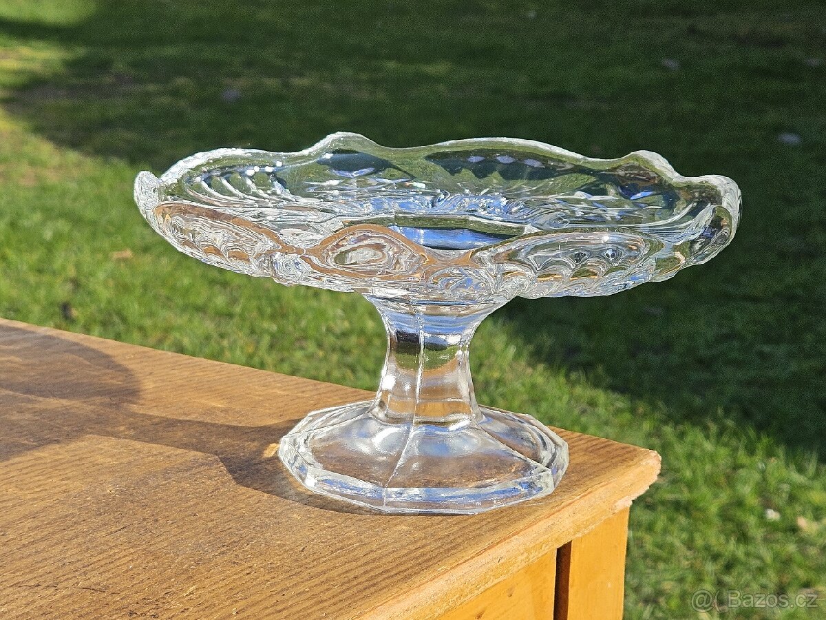 Skleněná mísa na nožce