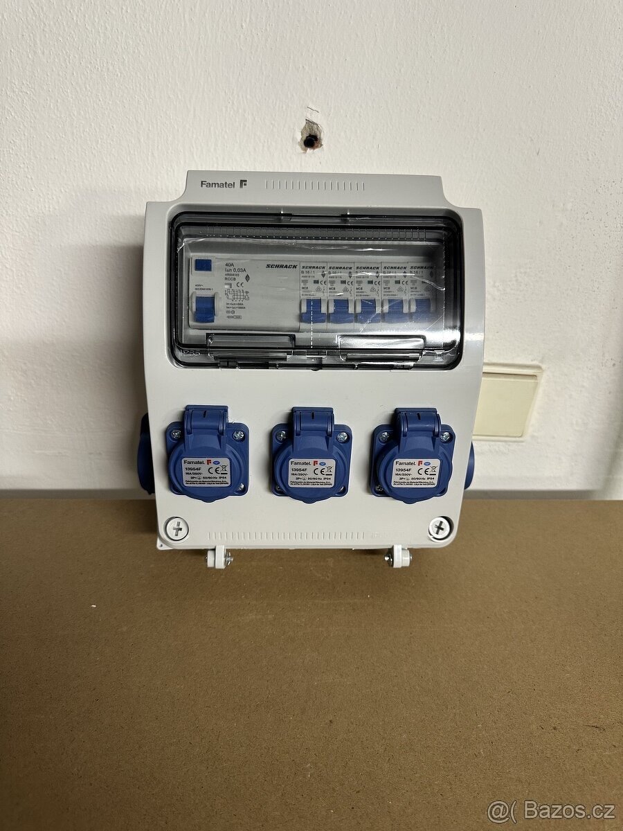 Zásuvková skříň FAMATEL 5x230V