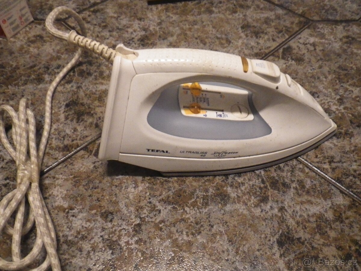 Nabízím zánovní žehličku TEFAL s parním šokem.
