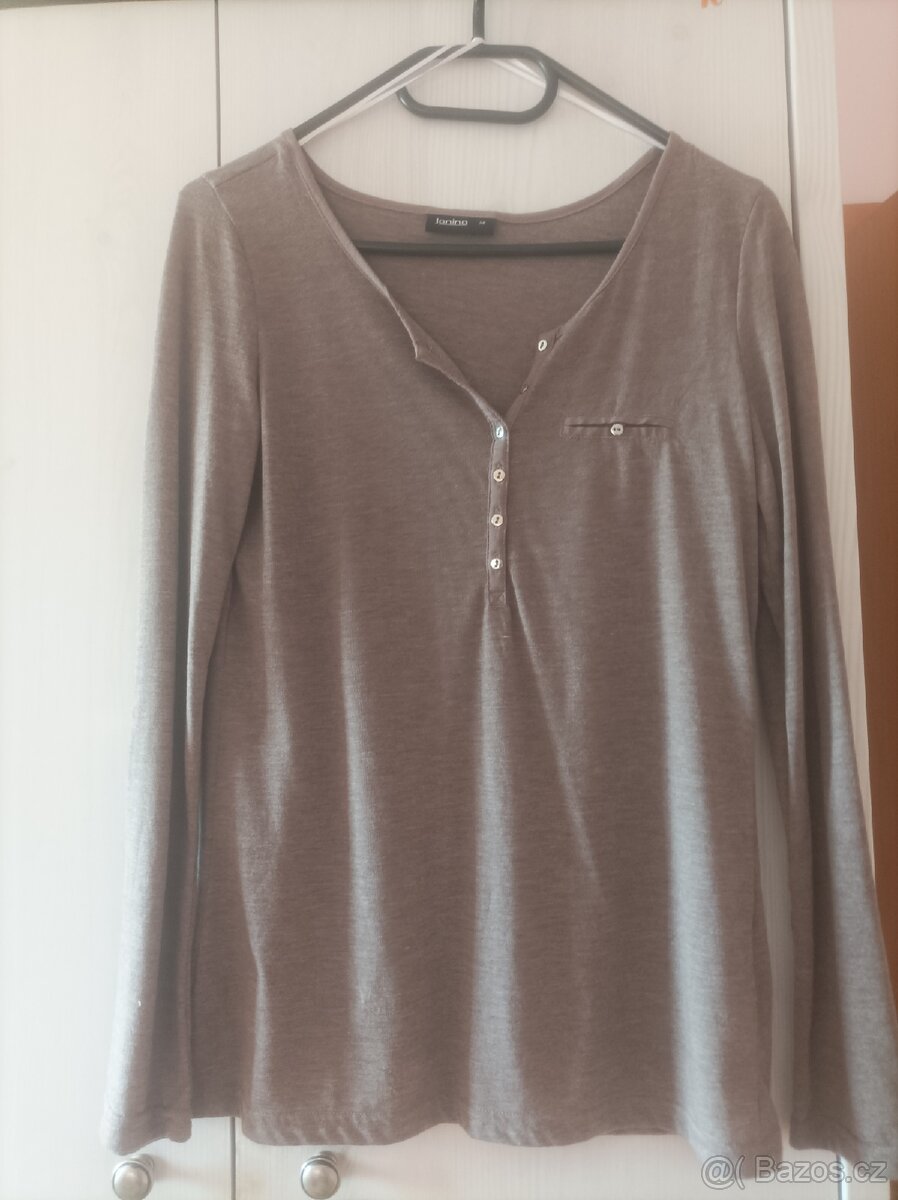 Hnědé tričko s dlouhým rukávem